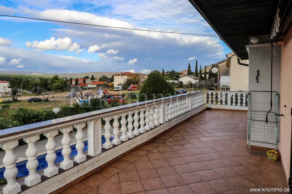 Punat: Samostoječa hiša z 2 apartmajema in bazenom!