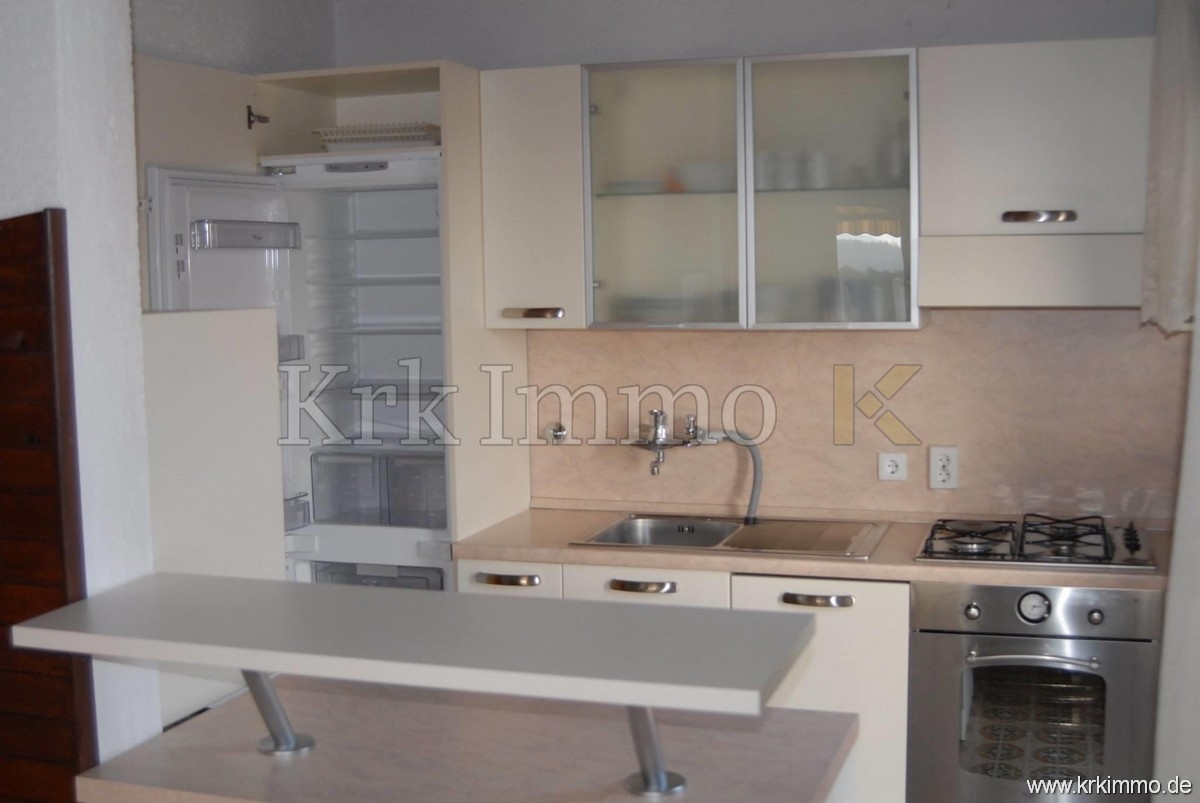 Punat: Samostoječa hiša z 2 apartmajema in bazenom!