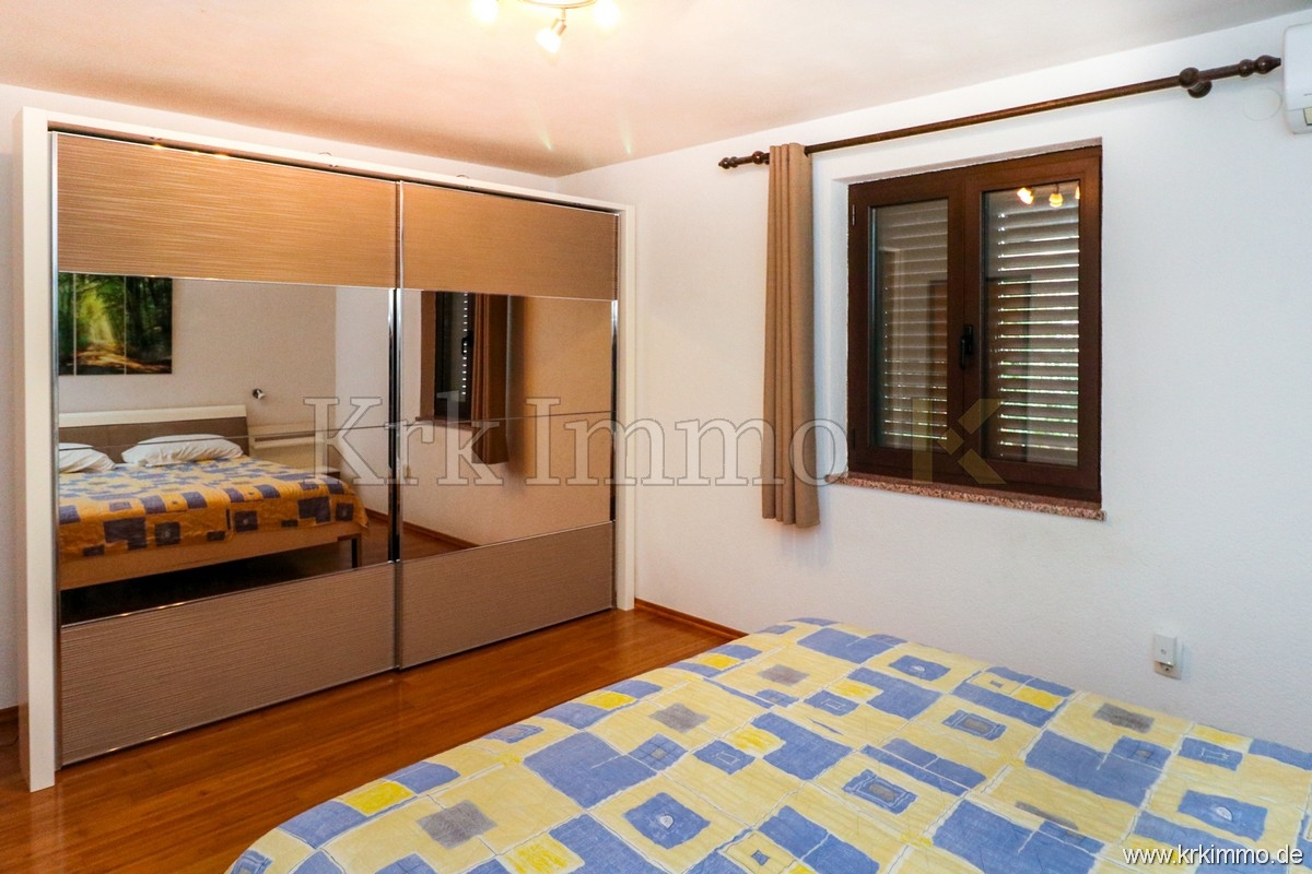 Punat: Samostoječa hiša z 2 apartmajema in bazenom!