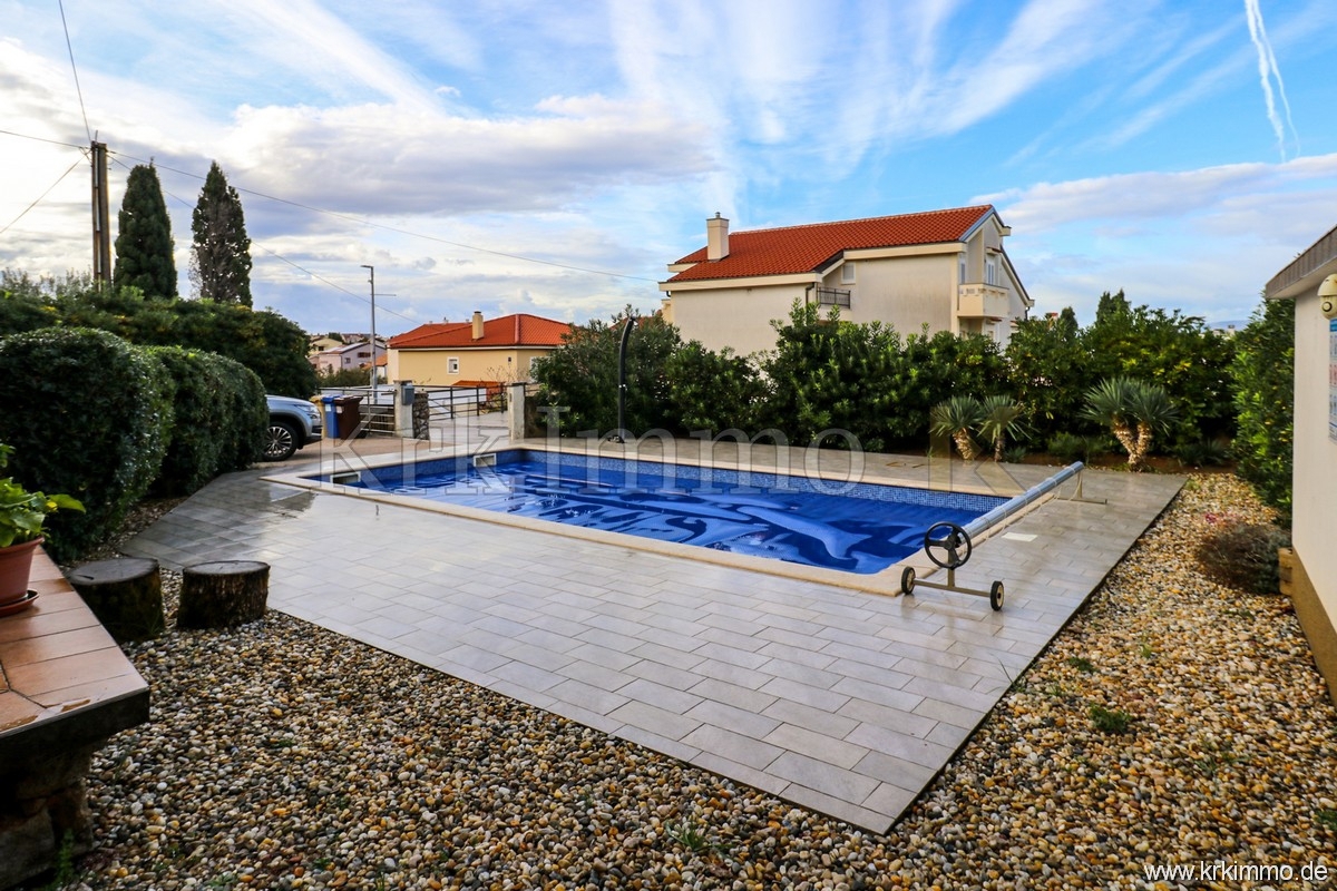 Punat: Samostoječa hiša z 2 apartmajema in bazenom!