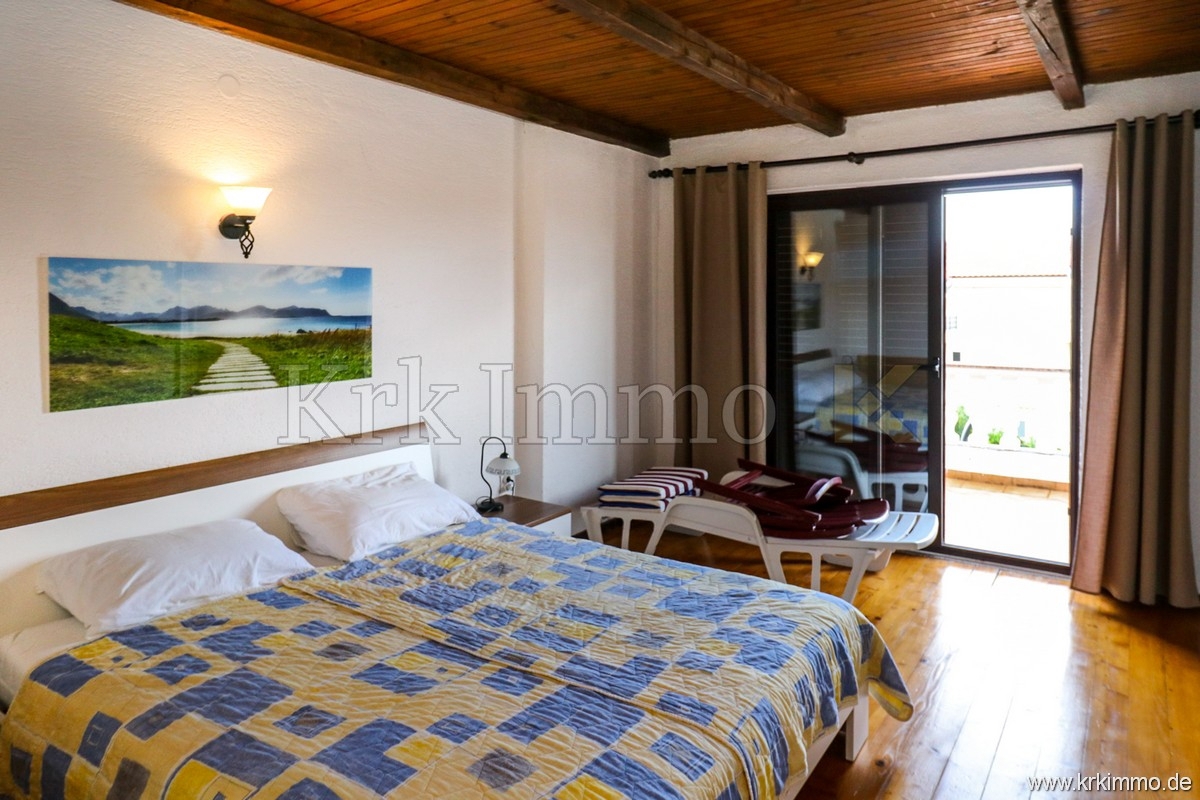 Punat: Samostoječa hiša z 2 apartmajema in bazenom!