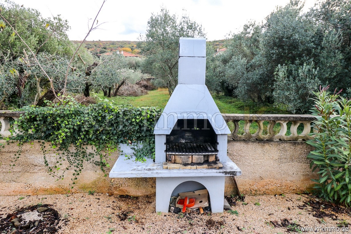 Punat: Samostoječa hiša z 2 apartmajema in bazenom!