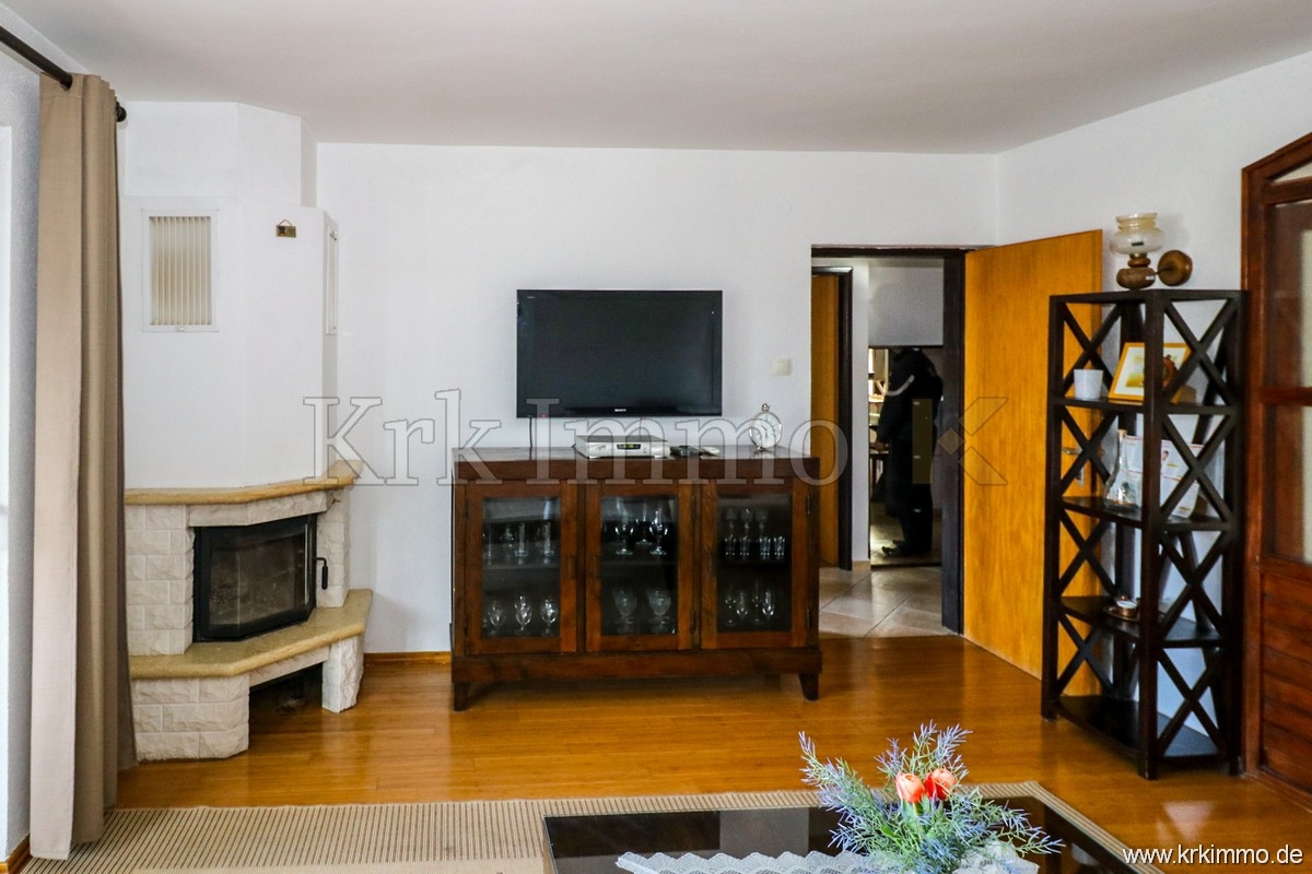 Punat: Samostoječa hiša z 2 apartmajema in bazenom!