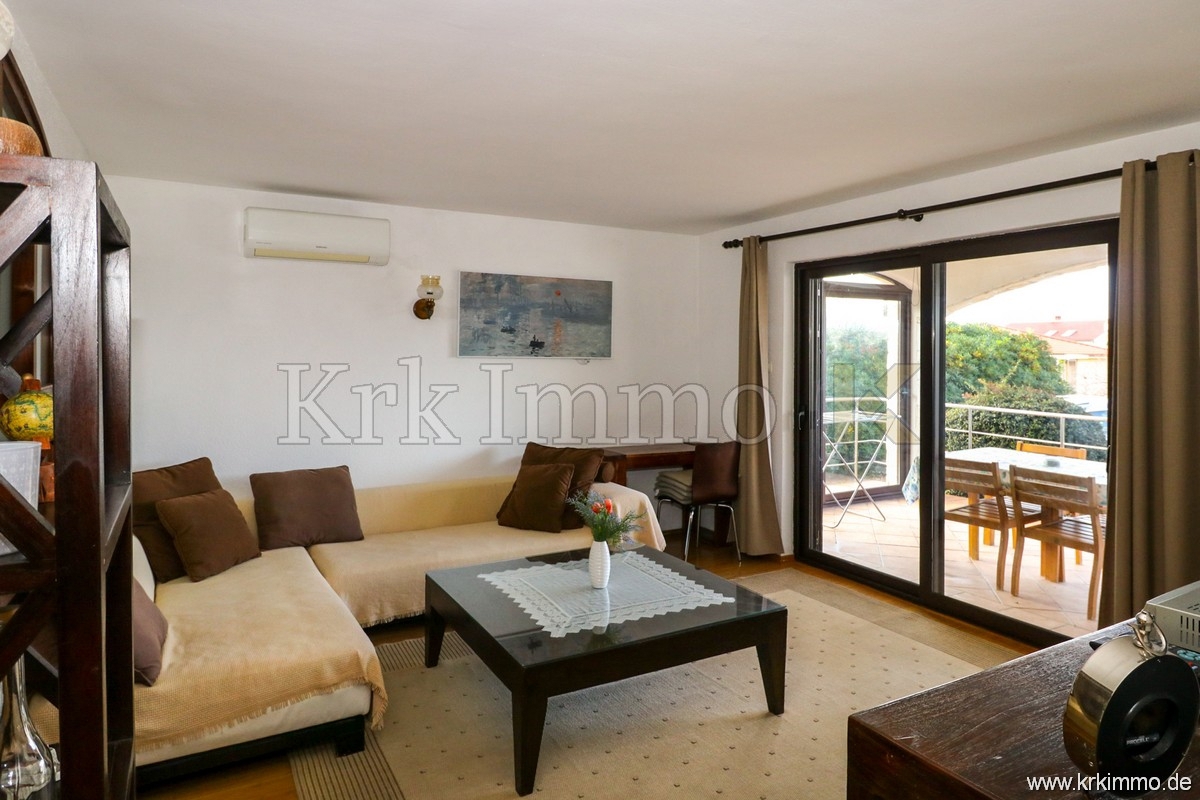 Punat: Samostoječa hiša z 2 apartmajema in bazenom!