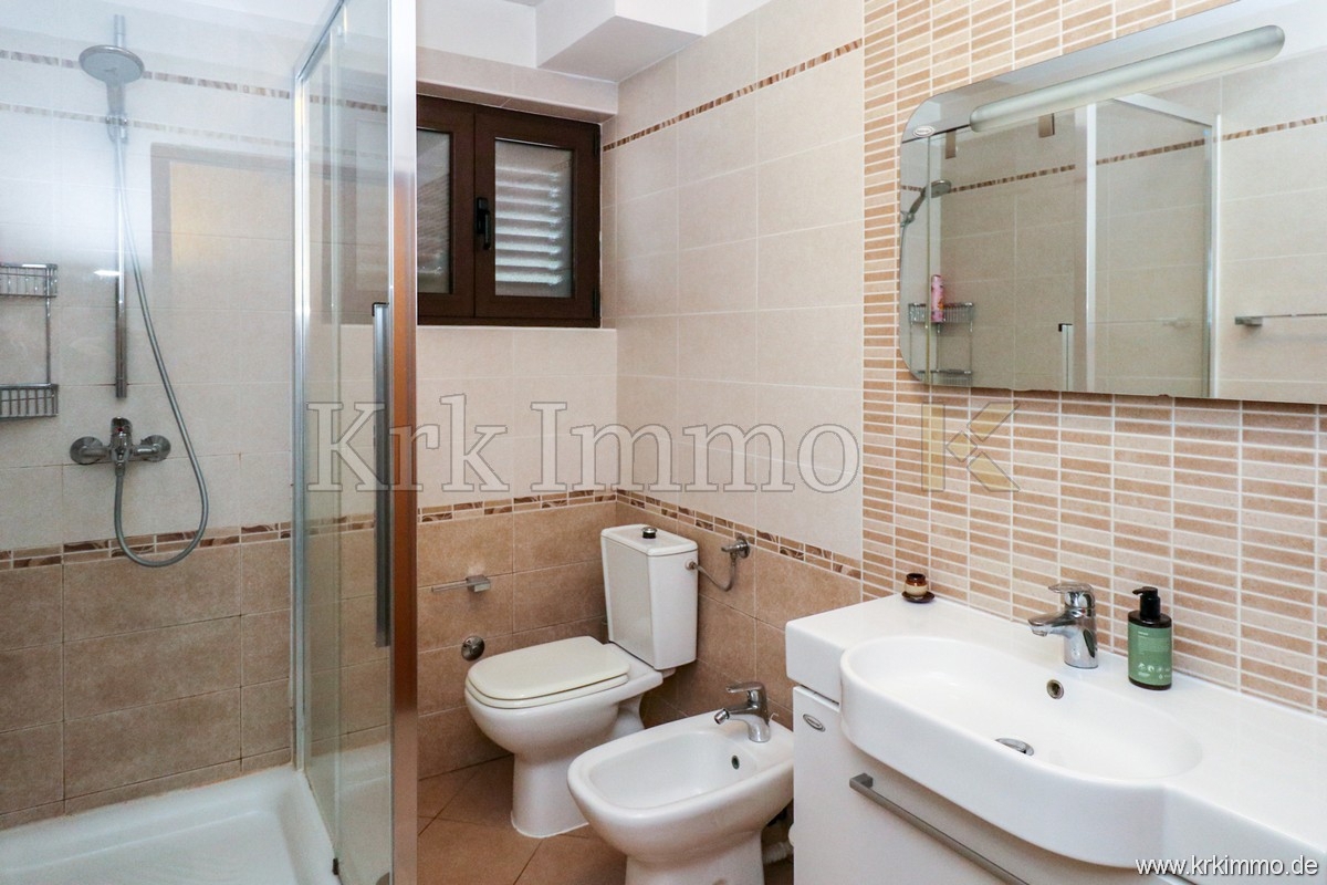 Punat: Samostoječa hiša z 2 apartmajema in bazenom!