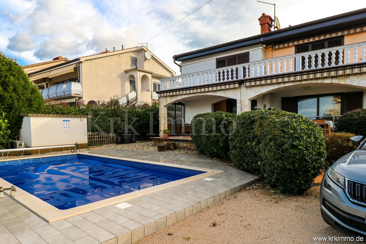 Punat: Samostoječa hiša z 2 apartmajema in bazenom!