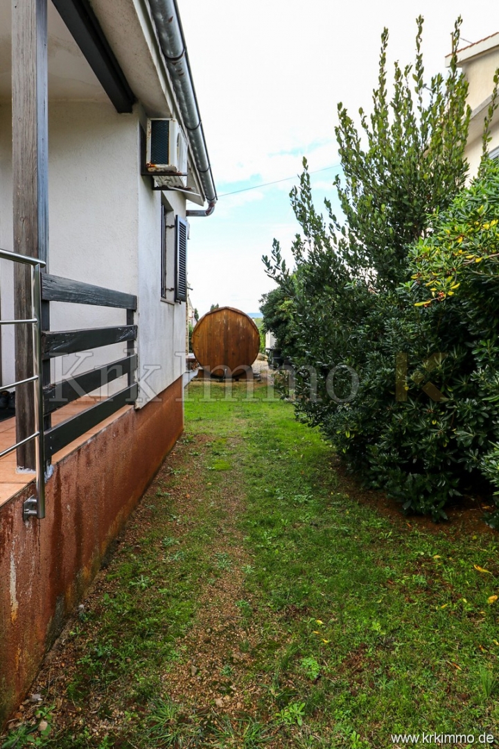 Punat: Samostoječa hiša z 2 apartmajema in bazenom!