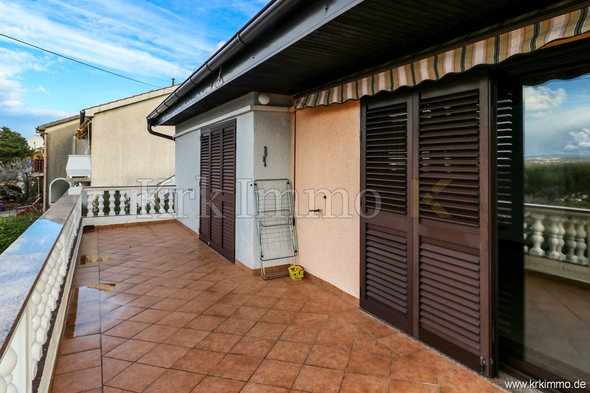 Punat: Samostoječa hiša z 2 apartmajema in bazenom!