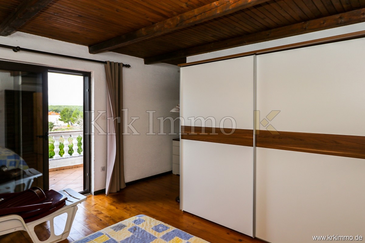 Punat: Samostoječa hiša z 2 apartmajema in bazenom!