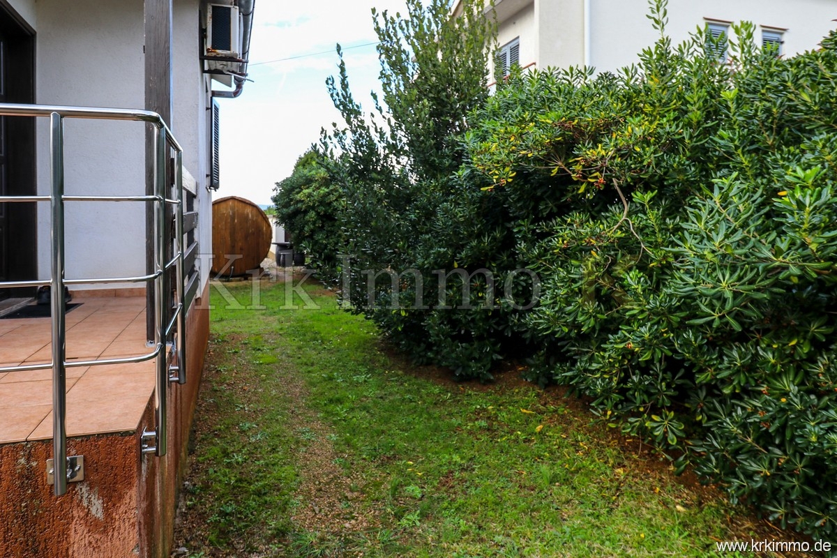 Punat: Samostoječa hiša z 2 apartmajema in bazenom!