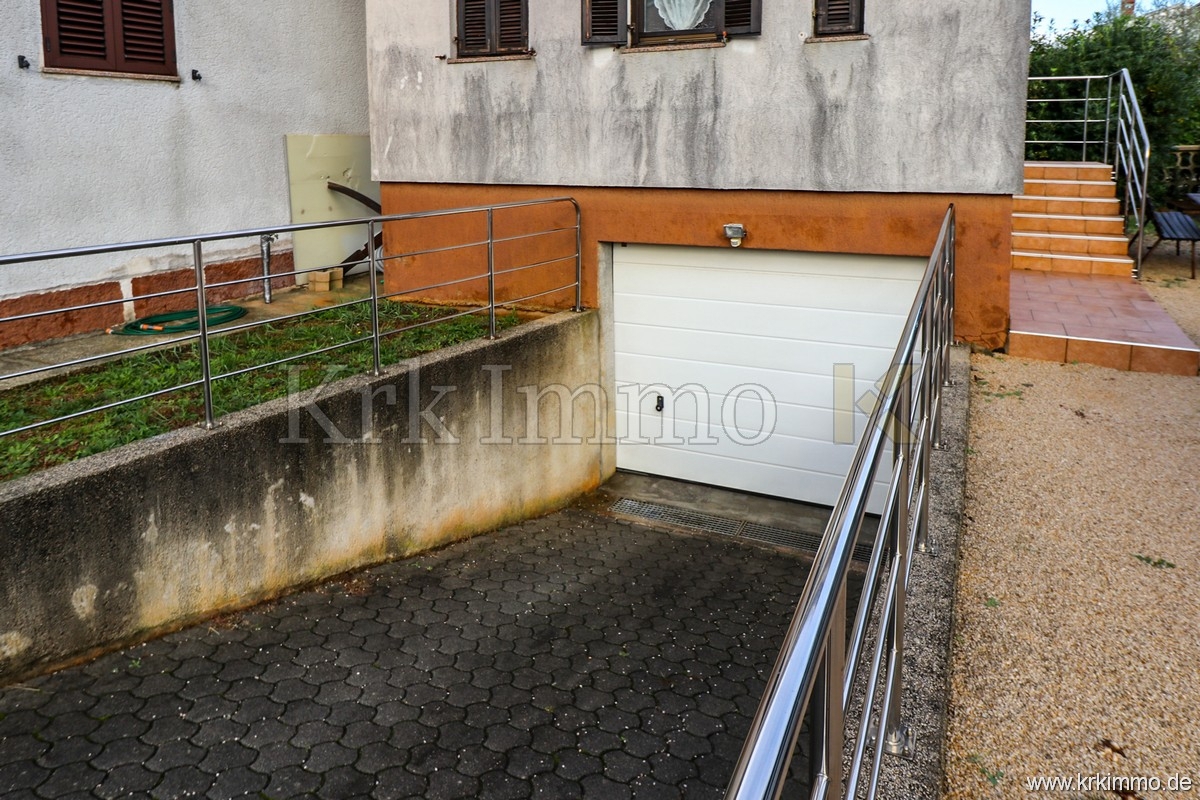 Punat: Samostoječa hiša z 2 apartmajema in bazenom!