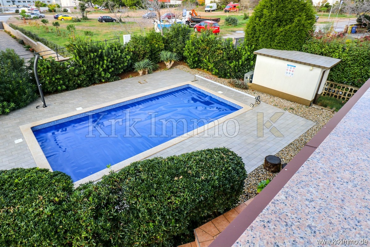 Punat: Samostoječa hiša z 2 apartmajema in bazenom!