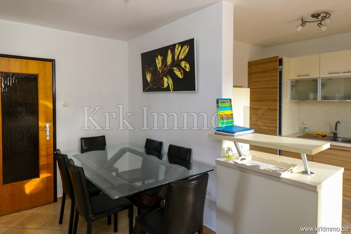 Punat: Samostoječa hiša z 2 apartmajema in bazenom!