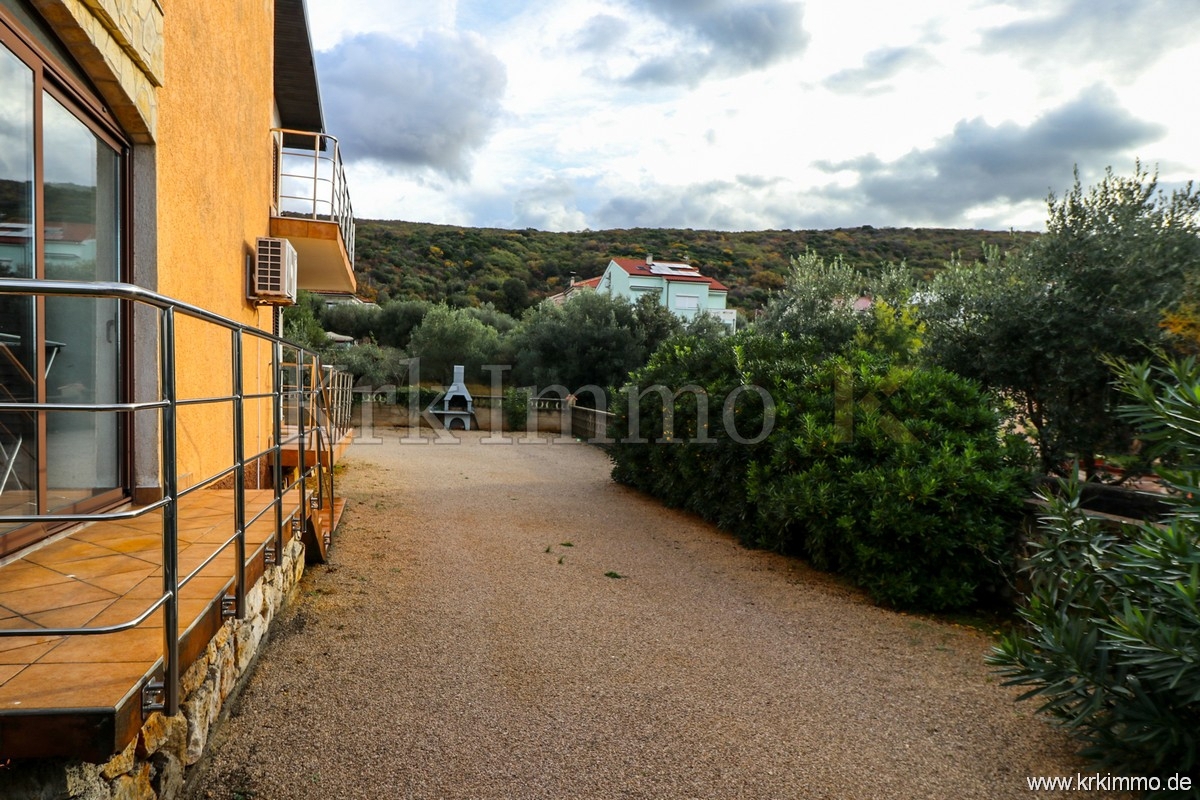 Punat: Samostoječa hiša z 2 apartmajema in bazenom!