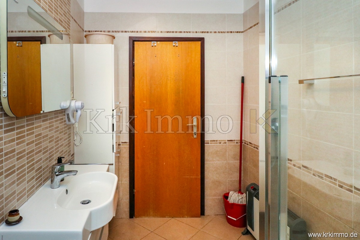 Punat: Samostoječa hiša z 2 apartmajema in bazenom!