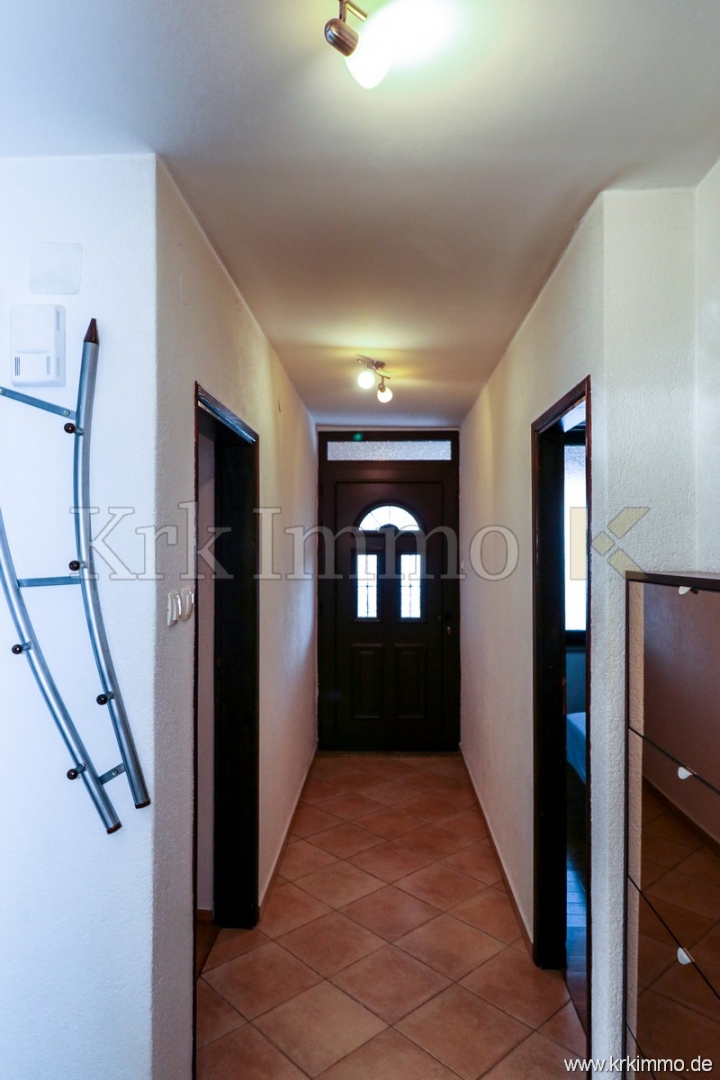 Punat: Samostoječa hiša z 2 apartmajema in bazenom!