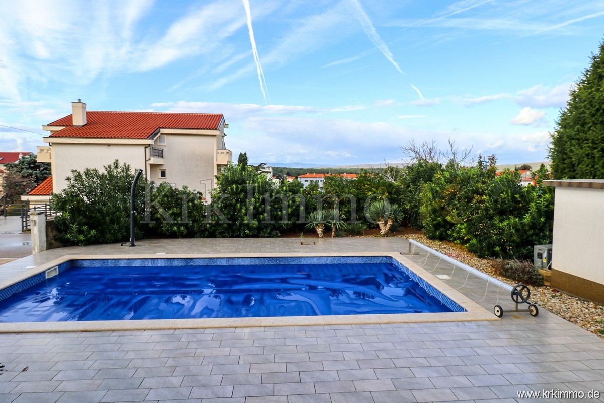 Punat: Samostoječa hiša z 2 apartmajema in bazenom!