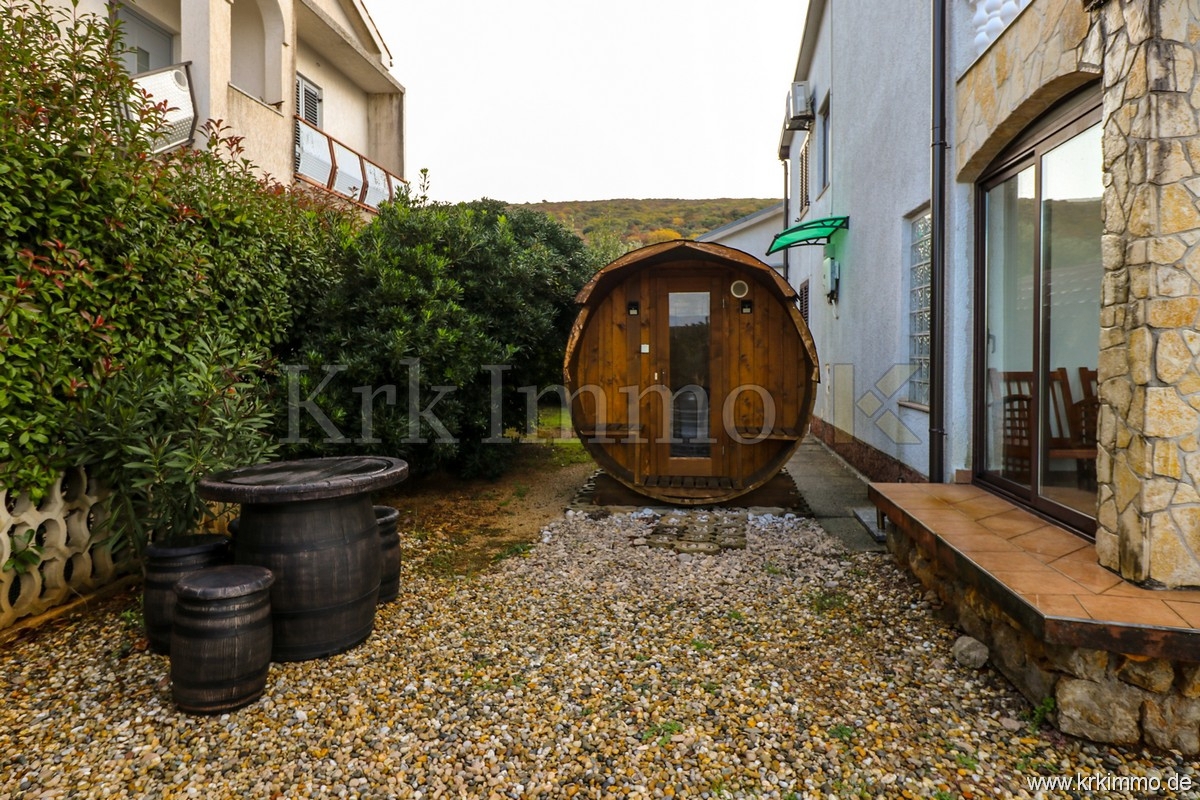 Punat: Samostoječa hiša z 2 apartmajema in bazenom!