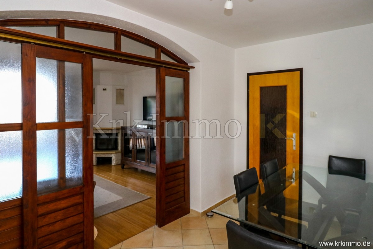 Punat: Samostoječa hiša z 2 apartmajema in bazenom!