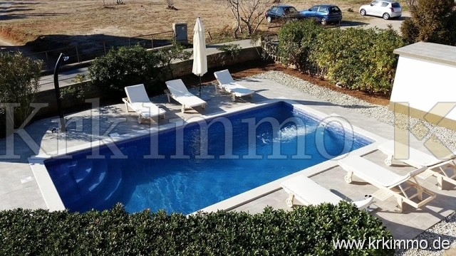 Punat: Samostoječa hiša z 2 apartmajema in bazenom!