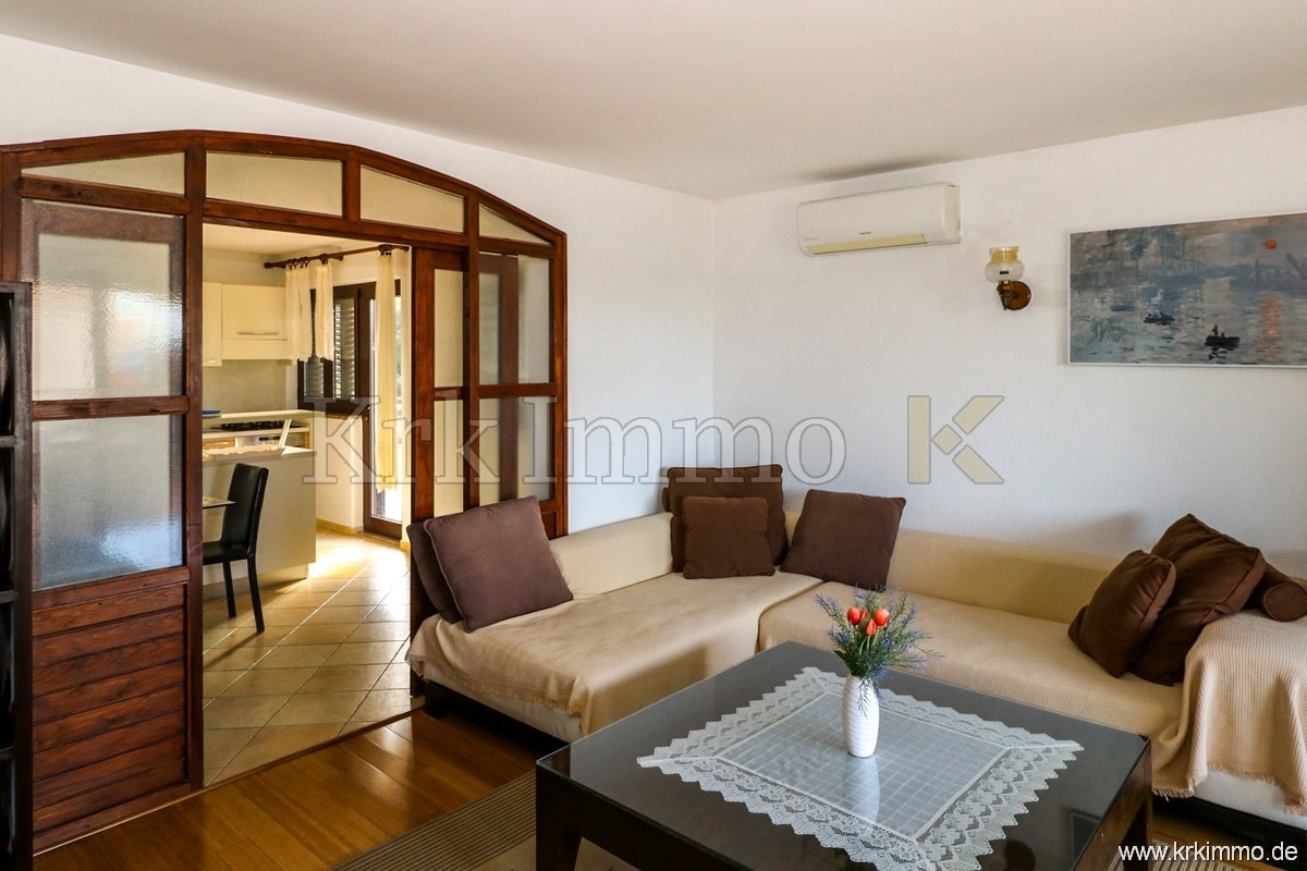 Punat: Samostoječa hiša z 2 apartmajema in bazenom!