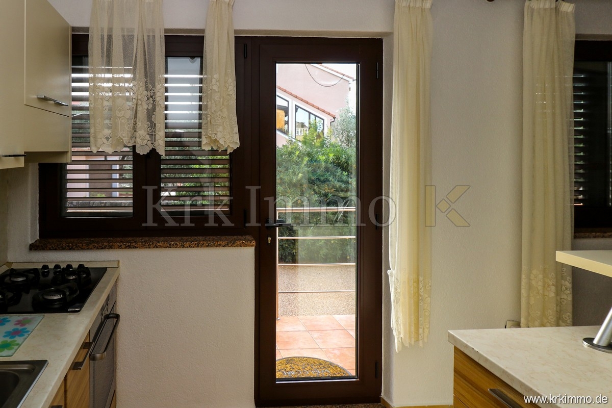 Punat: Samostoječa hiša z 2 apartmajema in bazenom!