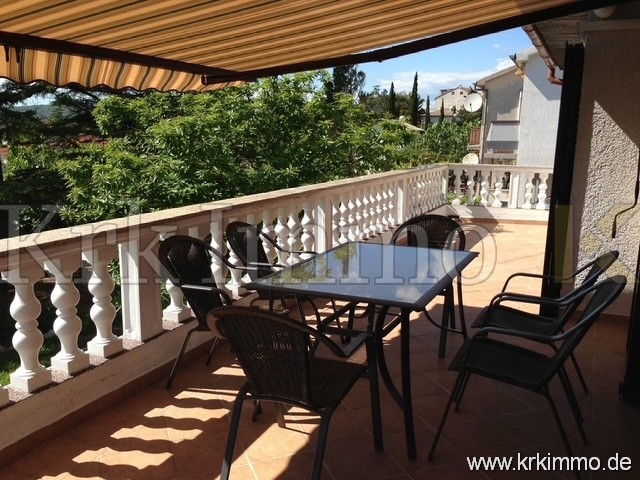 Punat: Samostoječa hiša z 2 apartmajema in bazenom!