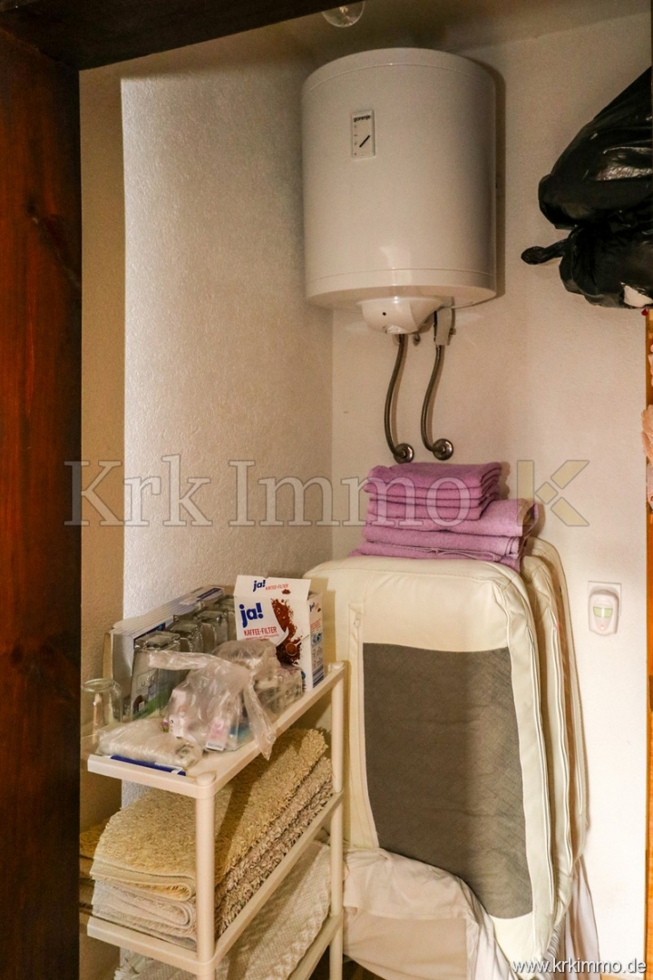 Punat: Samostoječa hiša z 2 apartmajema in bazenom!