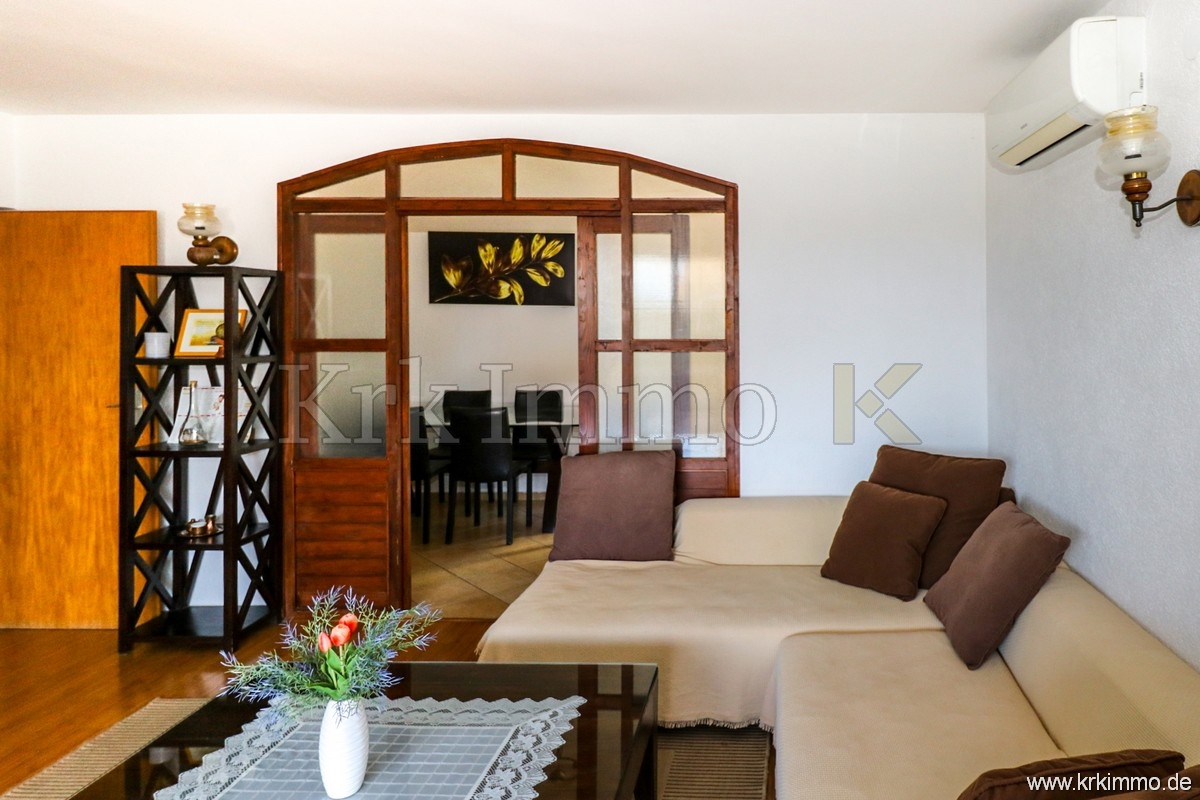 Punat: Samostoječa hiša z 2 apartmajema in bazenom!