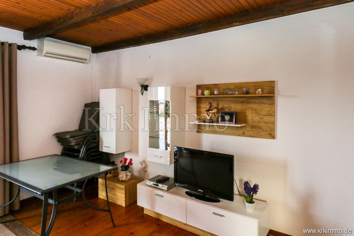 Punat: Samostoječa hiša z 2 apartmajema in bazenom!