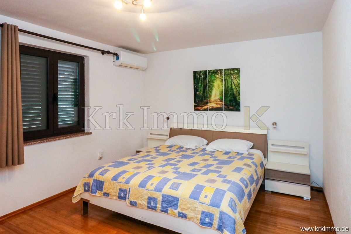 Punat: Samostoječa hiša z 2 apartmajema in bazenom!