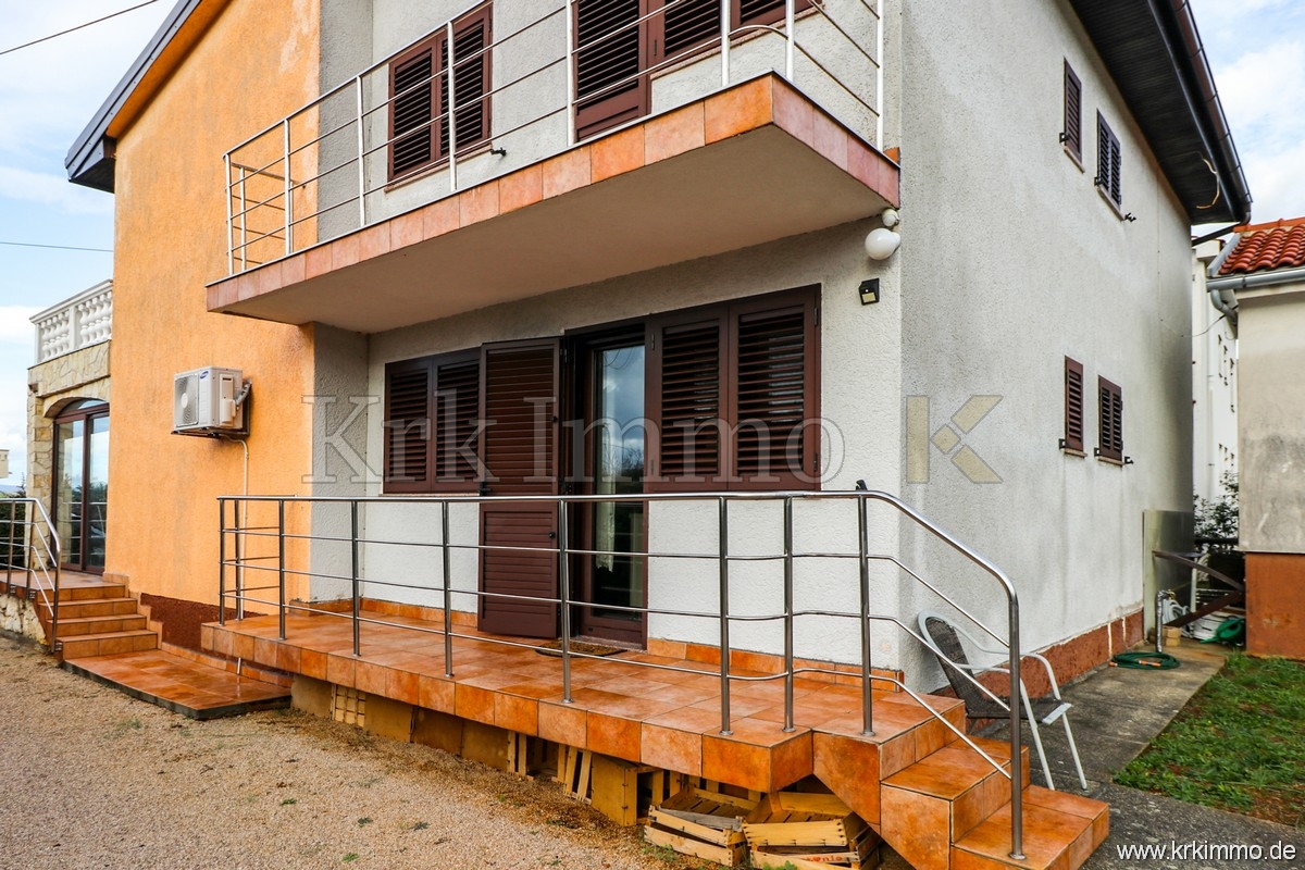 Punat: Samostoječa hiša z 2 apartmajema in bazenom!