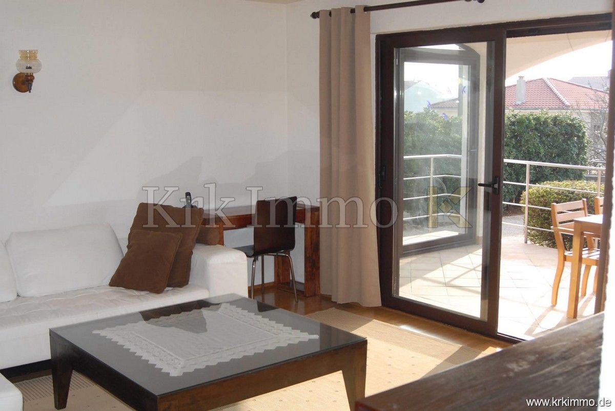 Punat: Samostoječa hiša z 2 apartmajema in bazenom!