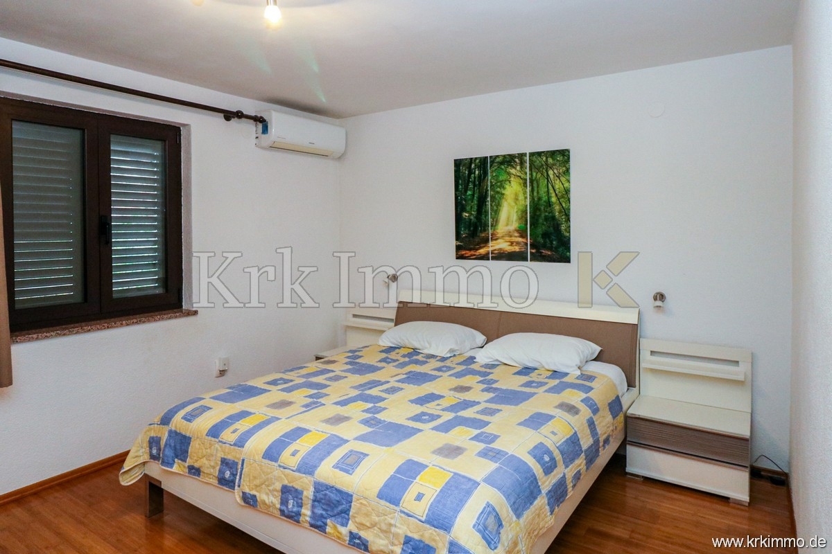 Punat: Samostoječa hiša z 2 apartmajema in bazenom!