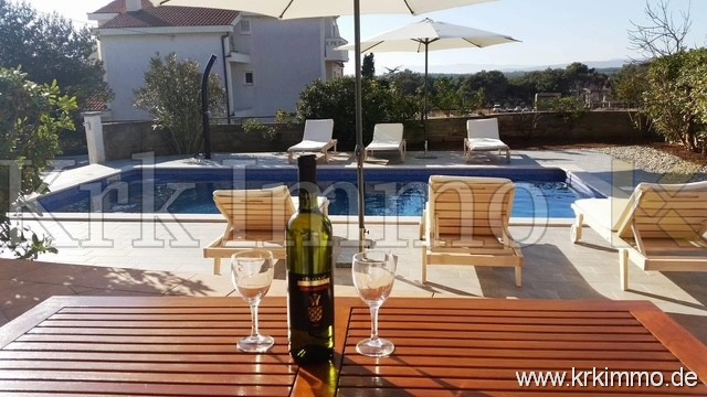 Punat: Samostoječa hiša z 2 apartmajema in bazenom!