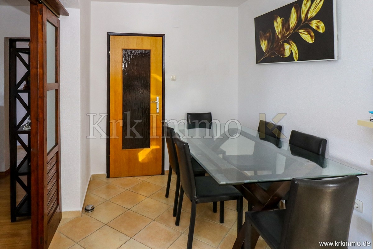 Punat: Samostoječa hiša z 2 apartmajema in bazenom!