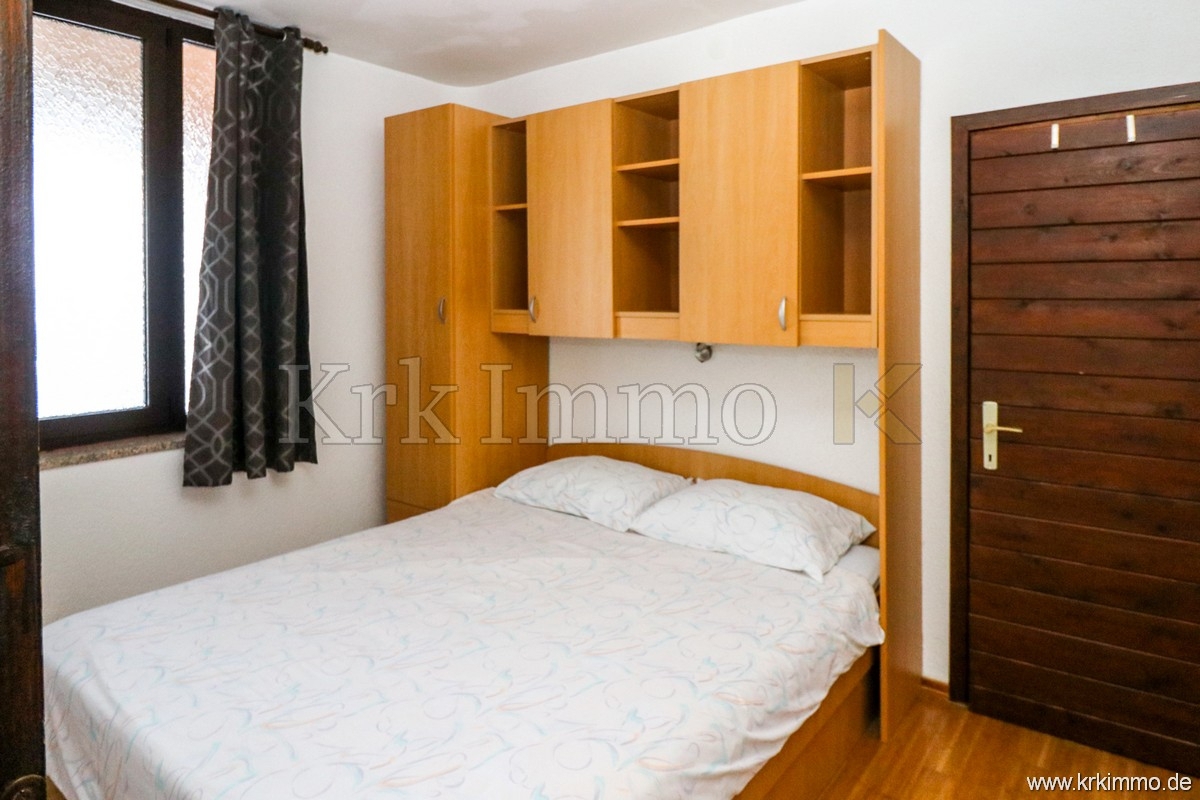 Punat: Samostoječa hiša z 2 apartmajema in bazenom!