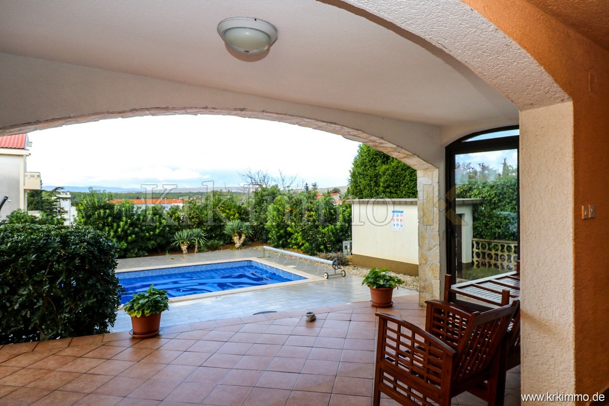 Punat: Samostoječa hiša z 2 apartmajema in bazenom!