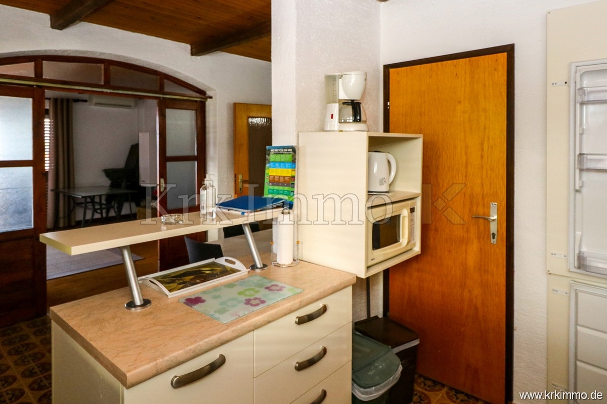 Punat: Samostoječa hiša z 2 apartmajema in bazenom!