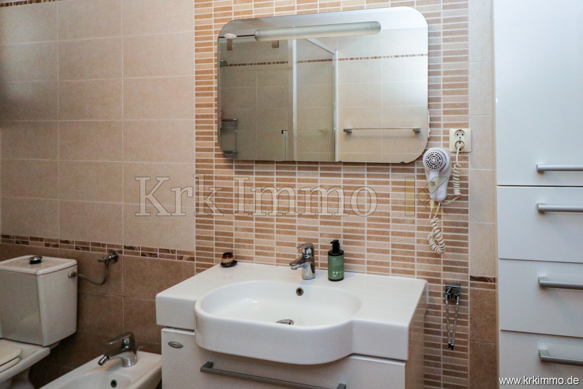 Punat: Samostoječa hiša z 2 apartmajema in bazenom!