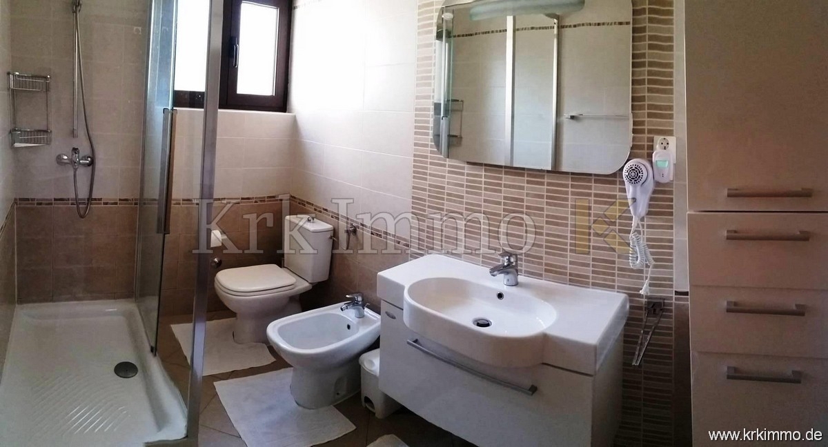 Punat: Samostoječa hiša z 2 apartmajema in bazenom!