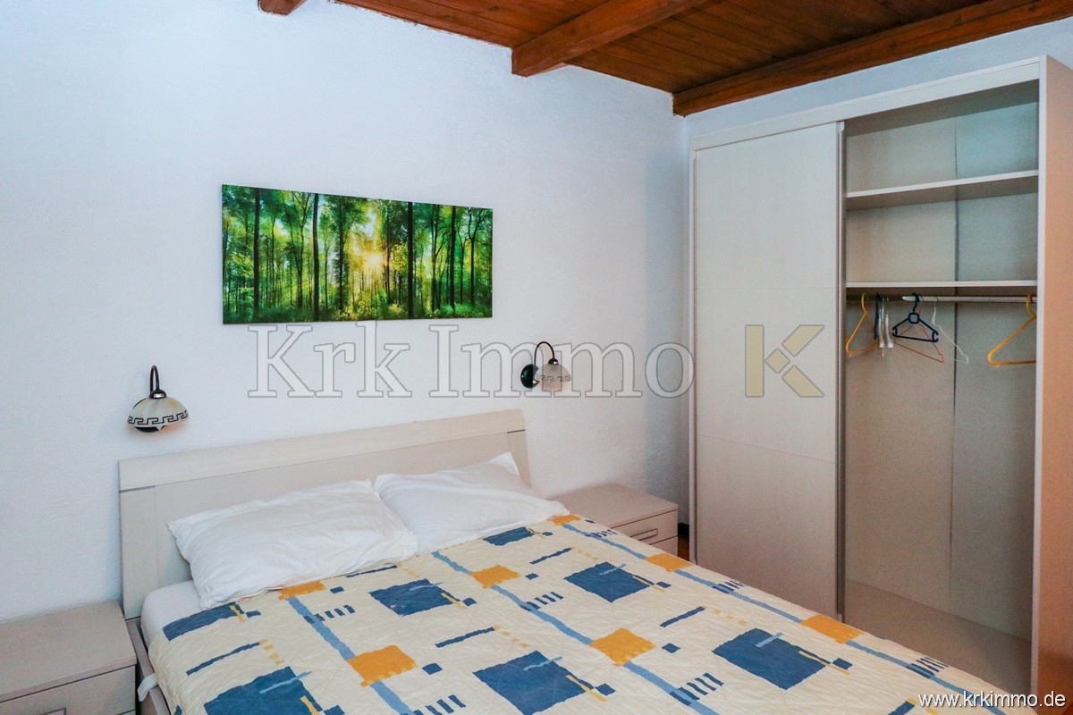 Punat: Samostoječa hiša z 2 apartmajema in bazenom!