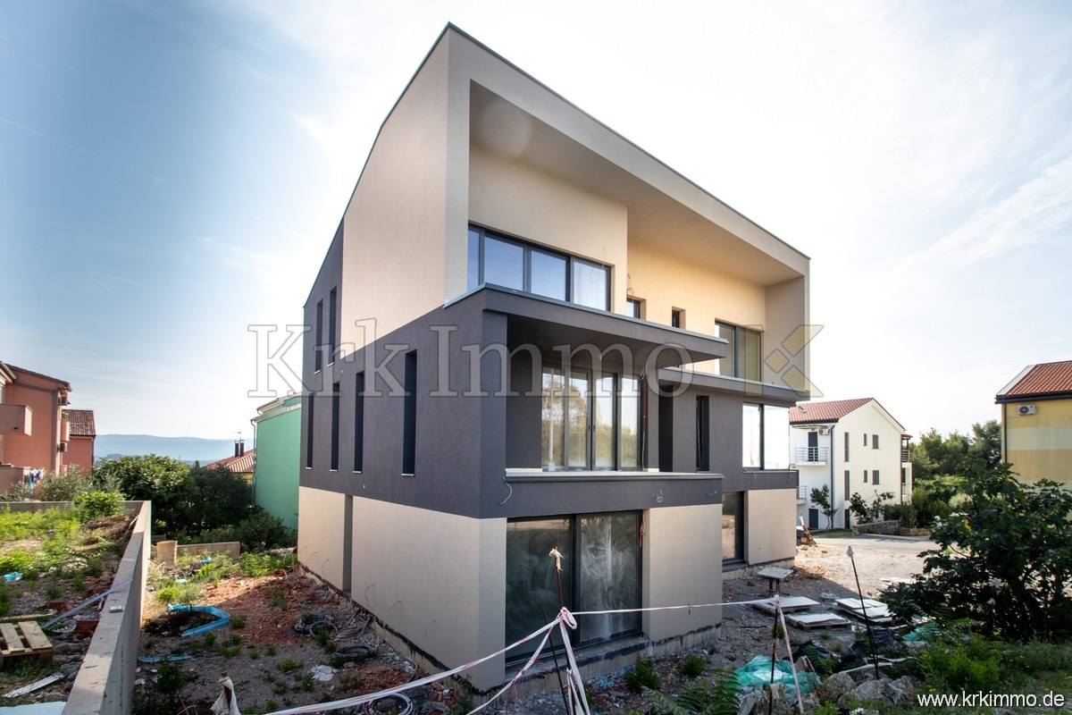 Novo luksuzno penthouse stanovanje v drugem nadstropju. Mesto Krk