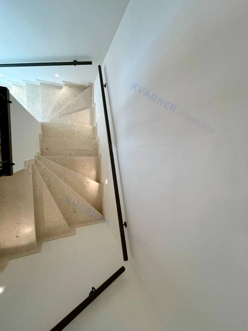 Malinska, prodaja, Nova polovična hiša z bazenom!