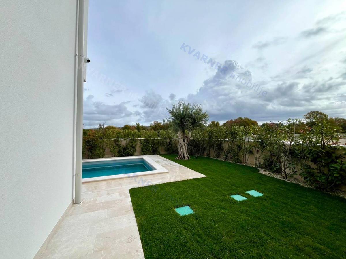 Malinska, prodaja, Nova polovična hiša z bazenom!