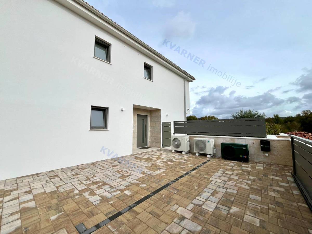 Malinska, prodaja, Nova polovična hiša z bazenom!