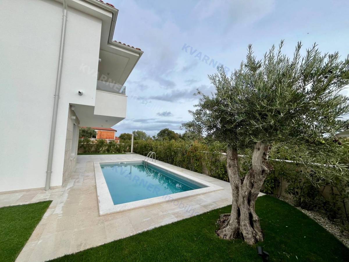 Malinska, prodaja, Nova polovična hiša z bazenom!