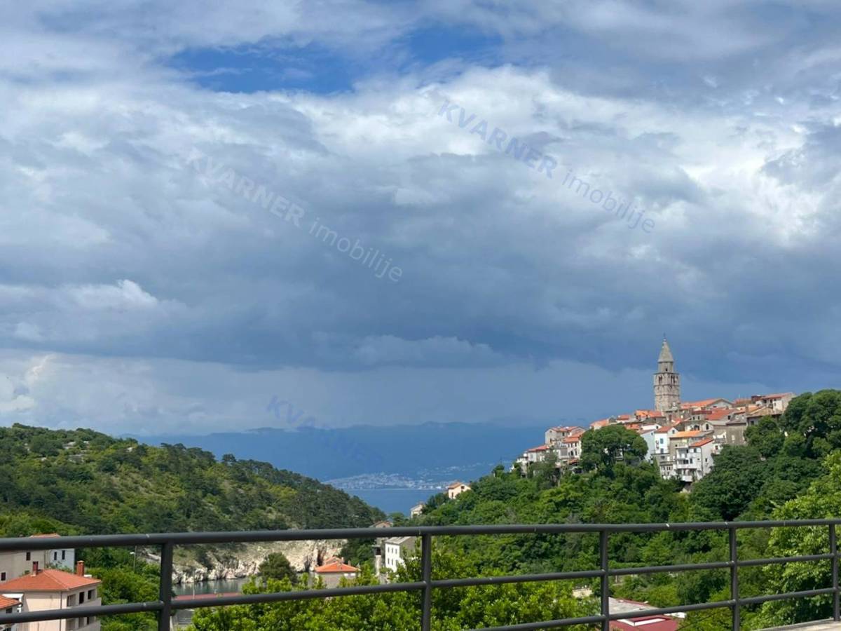 Vrbnik - apartma s pogledom na morje in garažo!