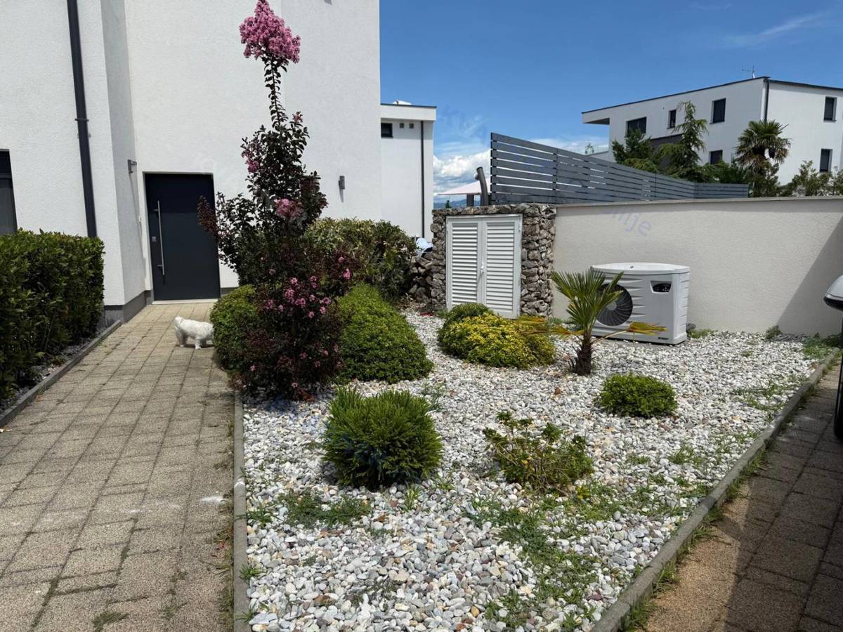 Ekskluzivno! Malinska - Dvojček z bazenom 150 m od plaže