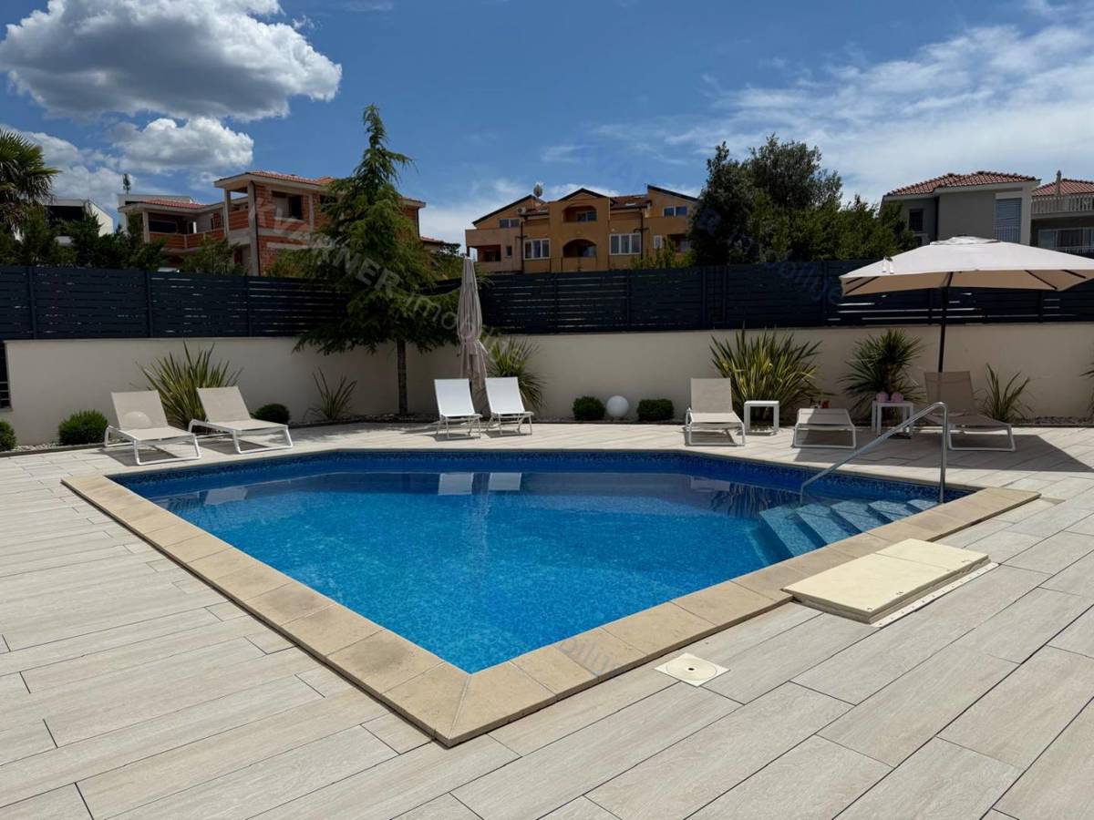 Ekskluzivno! Malinska - Dvojček z bazenom 150 m od plaže